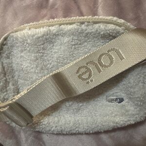 Lolë belt bag/ fanny pack excellent condition